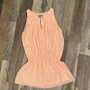 Caché metal neck detail